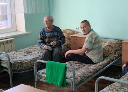 Бездомных кормят и дают ночлег