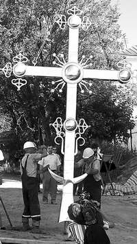 Воздвижение креста