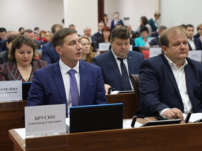 Новые депутаты впервые собрались вместе и сфотографировались на память