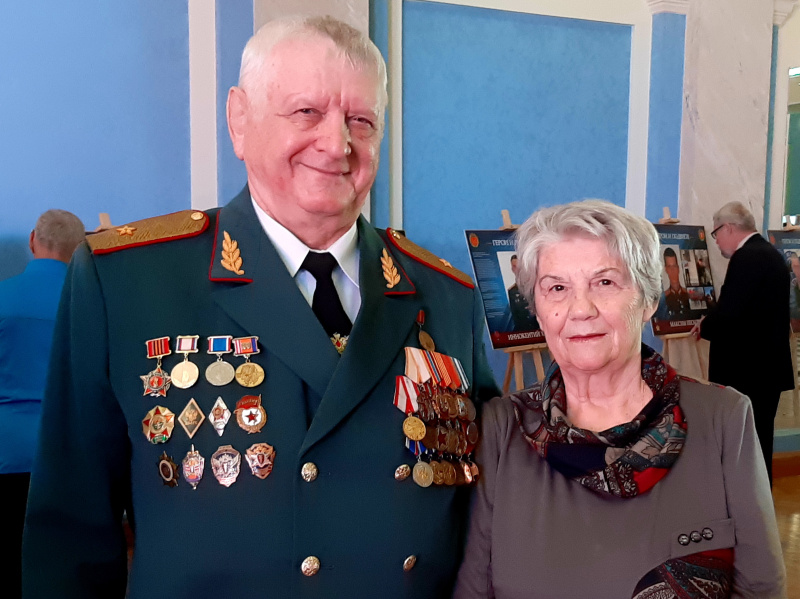 Геннадию Левицкому с флагом уступают дорогу