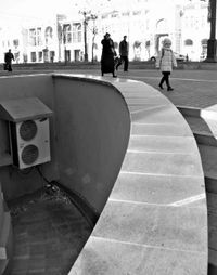 Одних беспокоит рана, других - фасад ресторана?