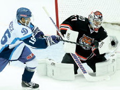 «Амур» побеждает и входит в зону плей-офф
