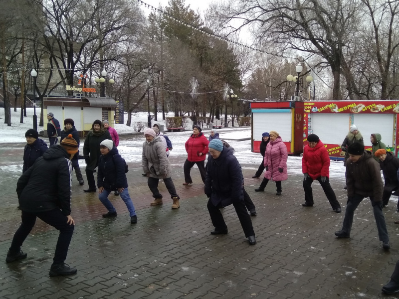 Вдох глубокий, руки шире, не спешите, три-четыре!