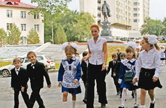 Сколько должен получать учитель, чтобы в школы пошла молодежь