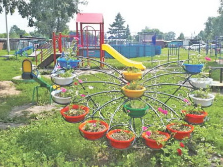 Среди тайги, на берегу реки Катэн площадка детская стояла