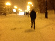 Тротуары завалены снегом, идти можно только по проезжей части