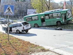 Кто же должен уступать?  