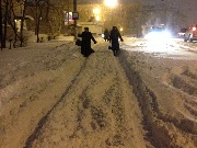 Тротуары завалены снегом, идти можно только по проезжей части