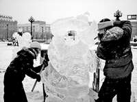 Удивительный народ на морозе режет лед