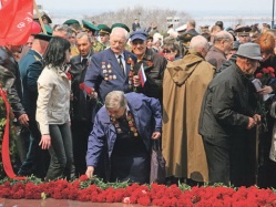 Со слезами на глазах  