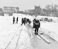 Водолазы работали на дне реки два дня