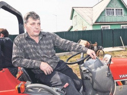 В поле трактористы и... экономисты