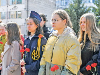 Люди мира, на минуту встаньте…