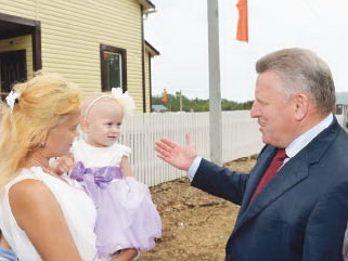 На новоселье Вячеслав Шпорт специально надел галстук