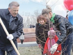 Вчера губернатор Вячеслав Шпорт открыл в Хабаровске «Аллею космонавтов».
