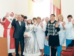 С мешком, полным шоколада, Дед Мороз идёт за кладом