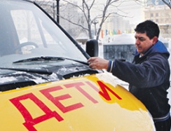 Школьный автобус узнаем по цвету 