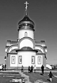 Церковь издали видна
