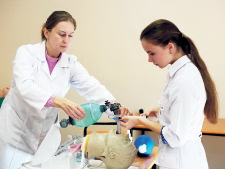 Достаточно ли в крае врачей