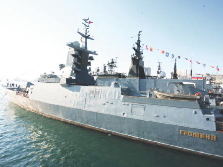 На «Громком» подняли флаг ВМФ России