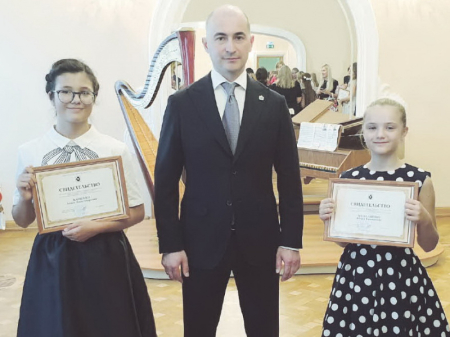«Распахнуть в искусство дверь - нет счастливей доли»